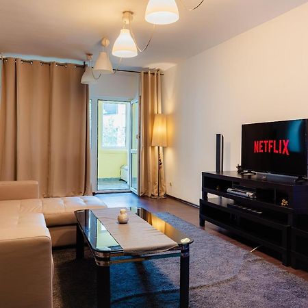 Comfy Apartment With Private Parking And Netflix Bukarest Exteriör bild