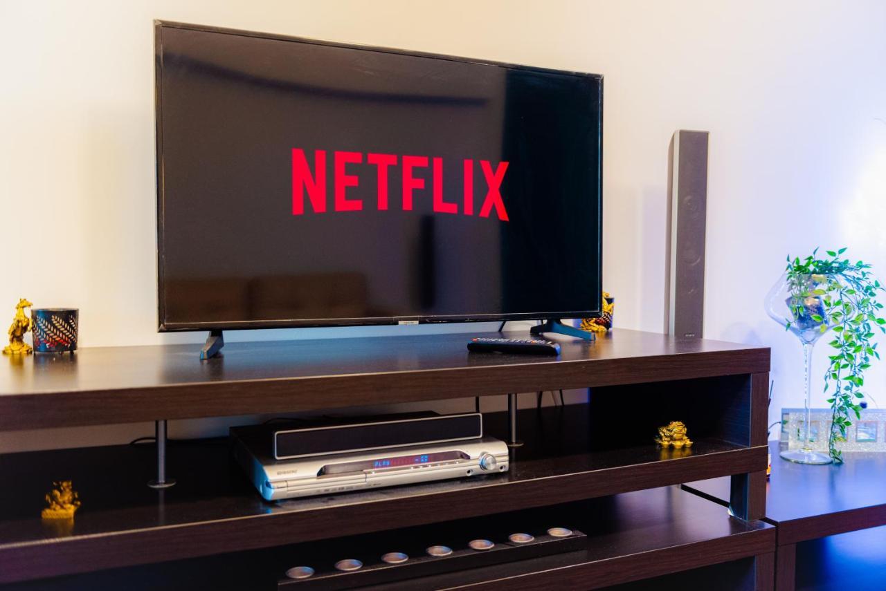 Comfy Apartment With Private Parking And Netflix Bukarest Exteriör bild