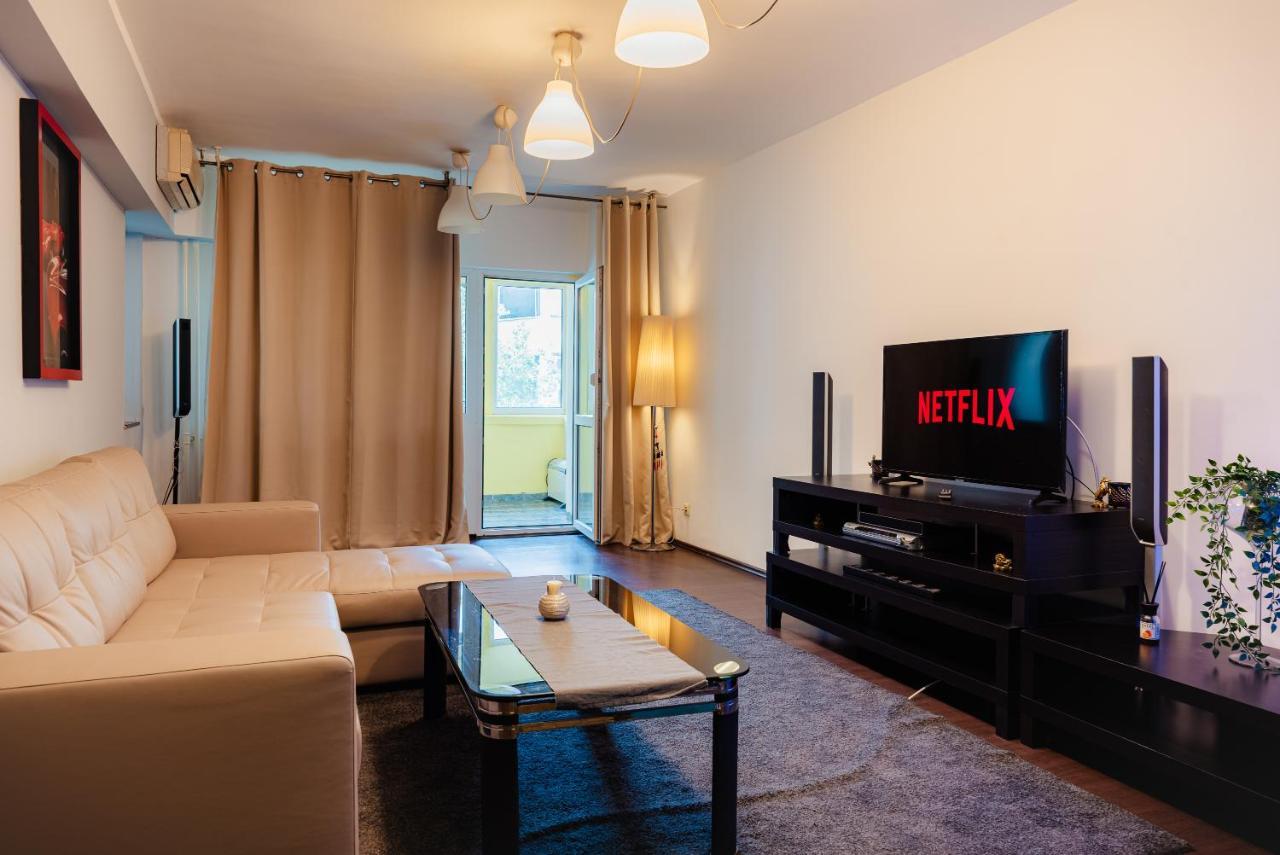 Comfy Apartment With Private Parking And Netflix Bukarest Exteriör bild