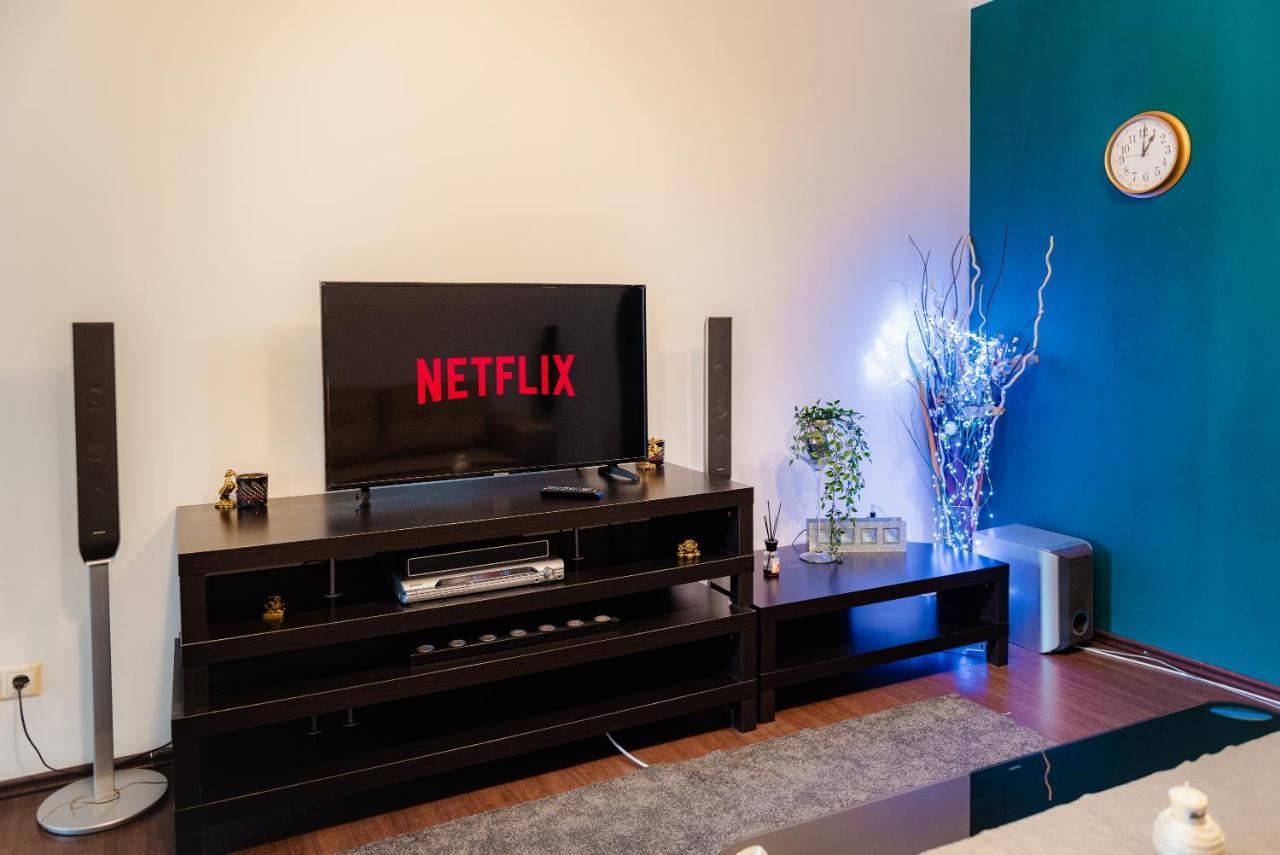 Comfy Apartment With Private Parking And Netflix Bukarest Exteriör bild