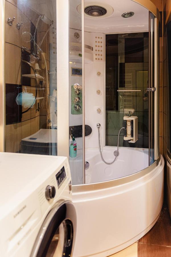 Comfy Apartment With Private Parking And Netflix Bukarest Exteriör bild