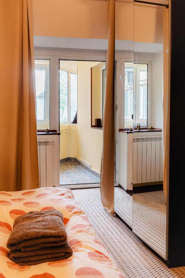 Comfy Apartment With Private Parking And Netflix Bukarest Exteriör bild