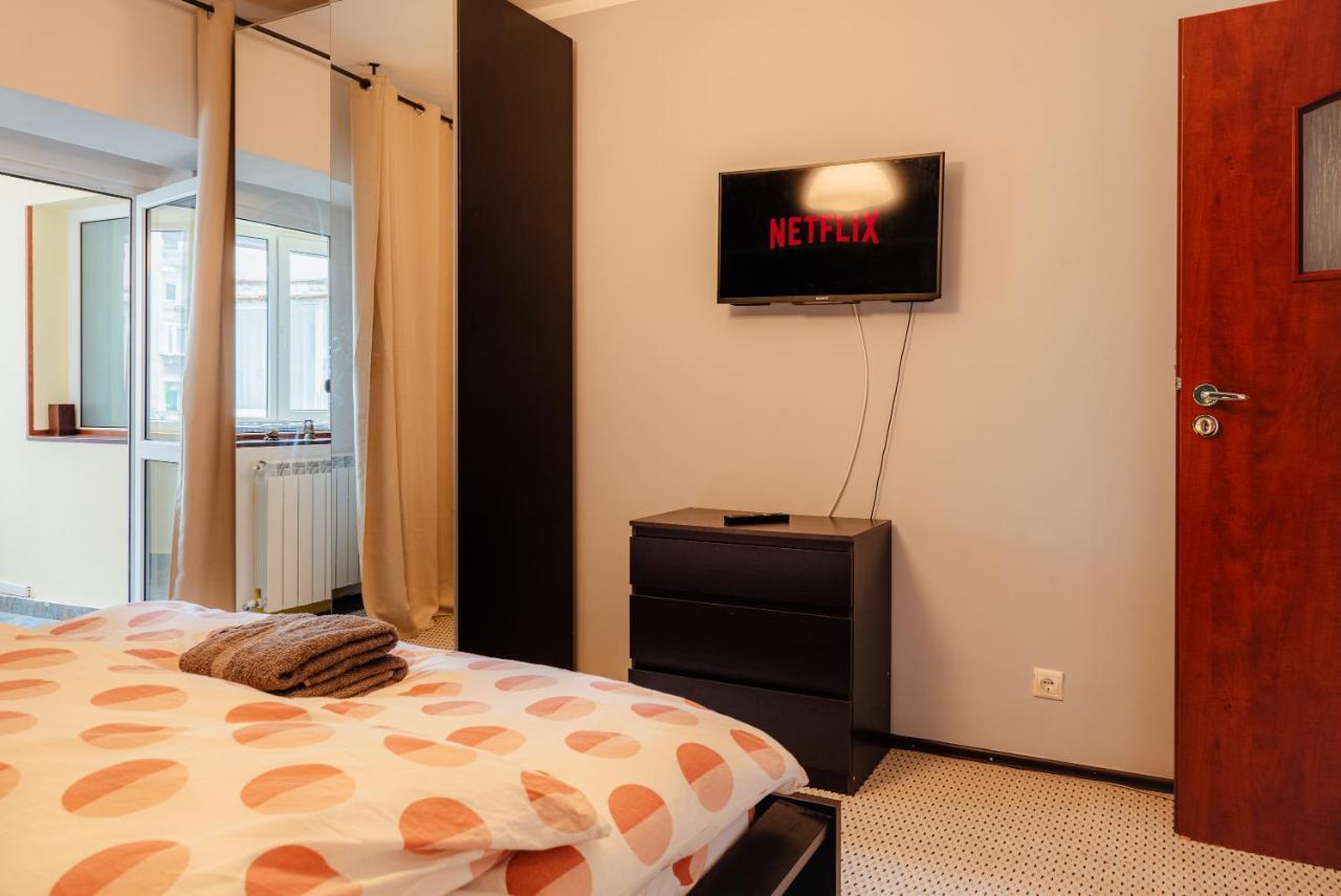 Comfy Apartment With Private Parking And Netflix Bukarest Exteriör bild