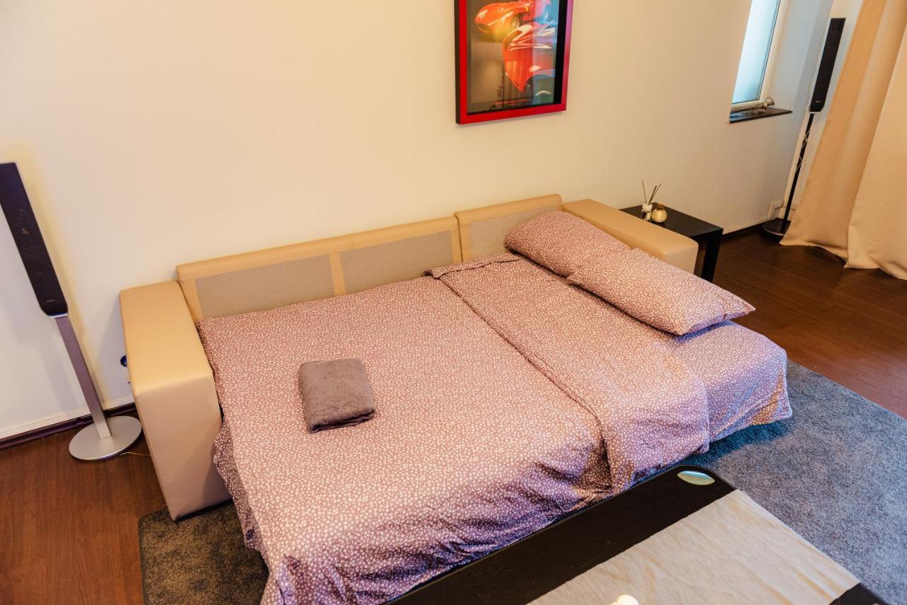 Comfy Apartment With Private Parking And Netflix Bukarest Exteriör bild