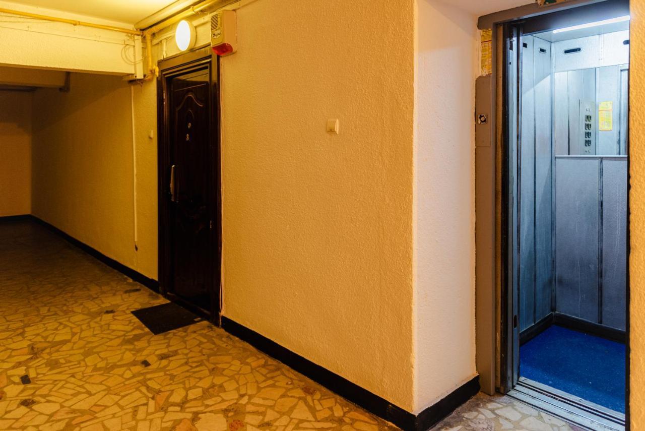 Comfy Apartment With Private Parking And Netflix Bukarest Exteriör bild